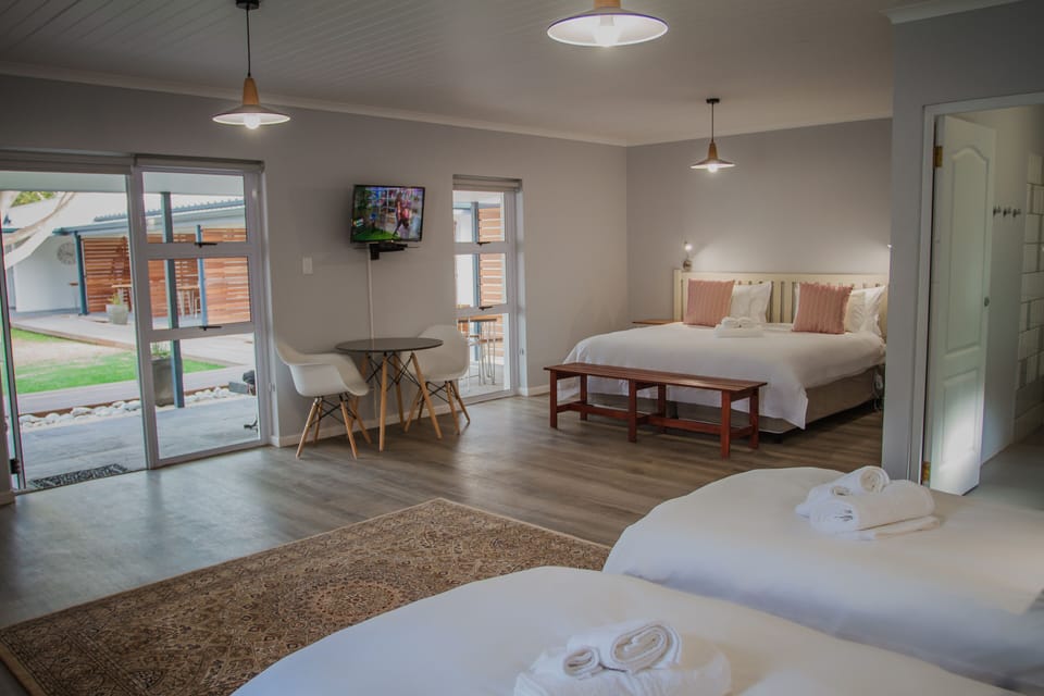 Comfort Room | Living area | Flat-screen TV