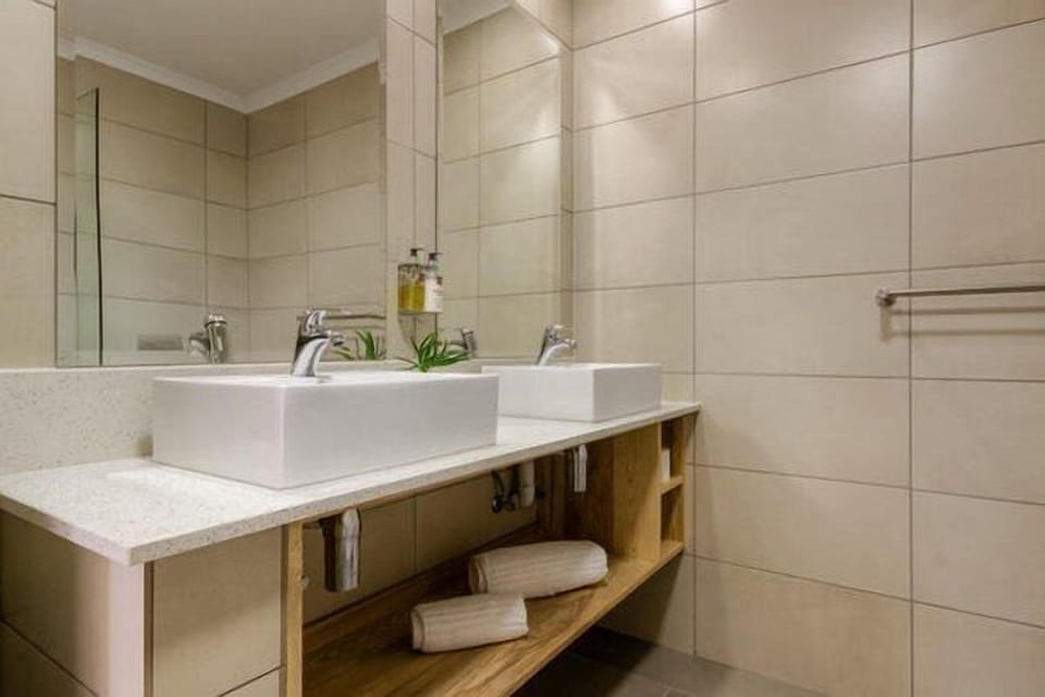 Deluxe Room, 1 King Bed, Harbor View | Bathroom | Rainfall showerhead, free toiletries, hair dryer, towels