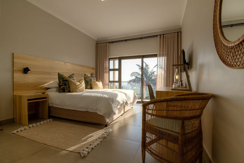 Luxury Room, 2 Twin Beds, Harbor View | Minibar, desk, laptop workspace, free WiFi