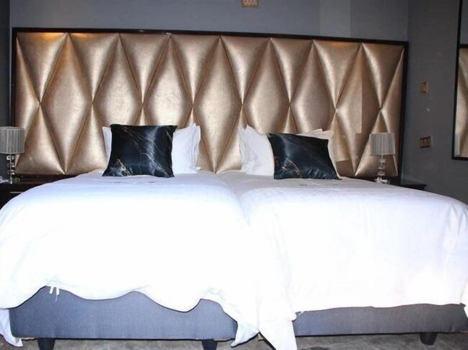 Executive Suite, 1 Bedroom | Soundproofing, WiFi (free), bed sheets