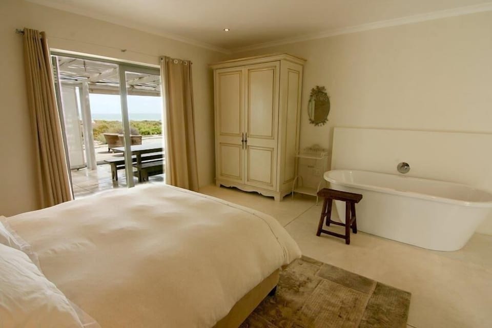 Standard House, 5 Bedrooms | Bathroom | Free toiletries, towels