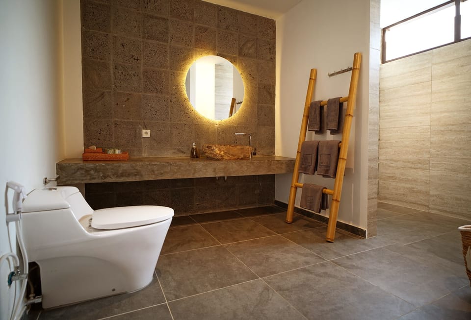 Deluxe Suite | Bathroom | Free toiletries, hair dryer, bidet, towels
