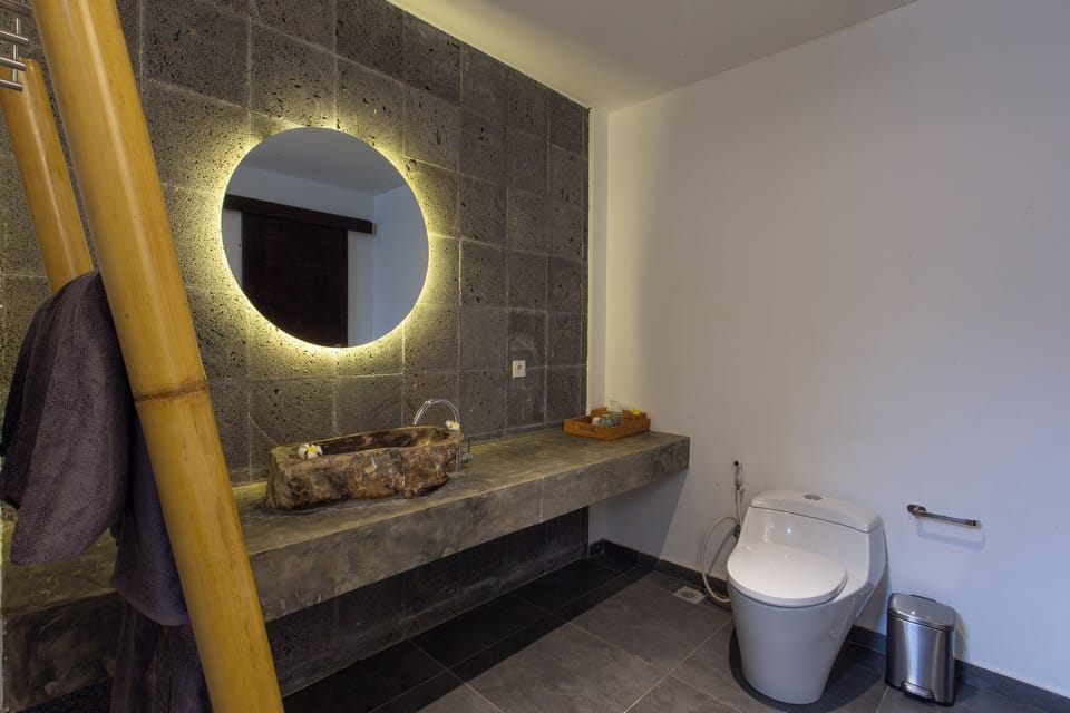 Deluxe Suite | Bathroom | Free toiletries, hair dryer, bidet, towels