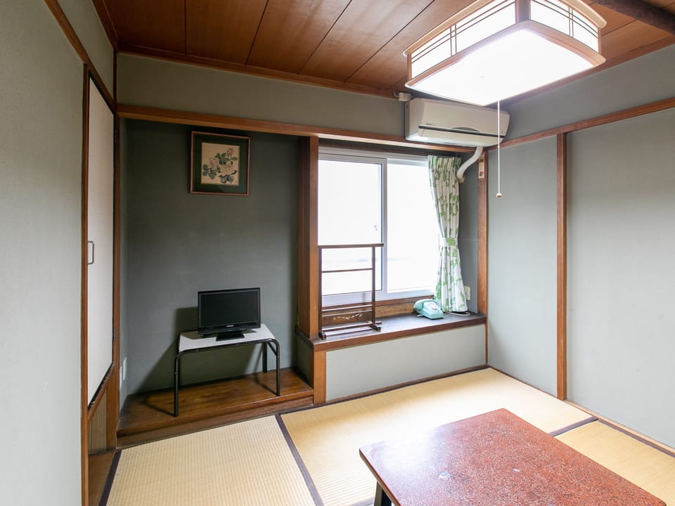Japanese Room With Shared Washroom- Triple | WiFi (free), bed sheets