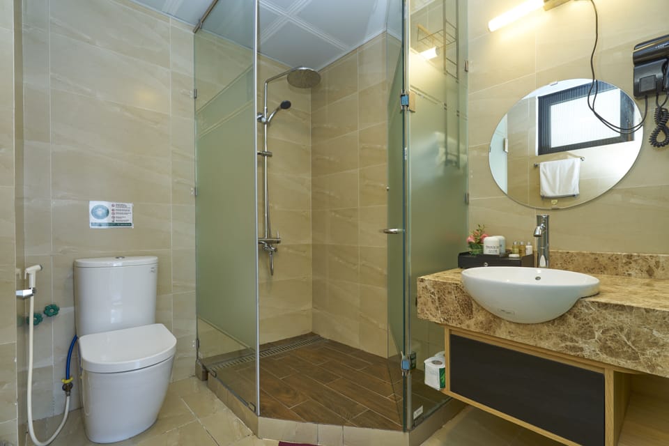 Basic Triple Room | Bathroom | Free toiletries, hair dryer, slippers, bidet