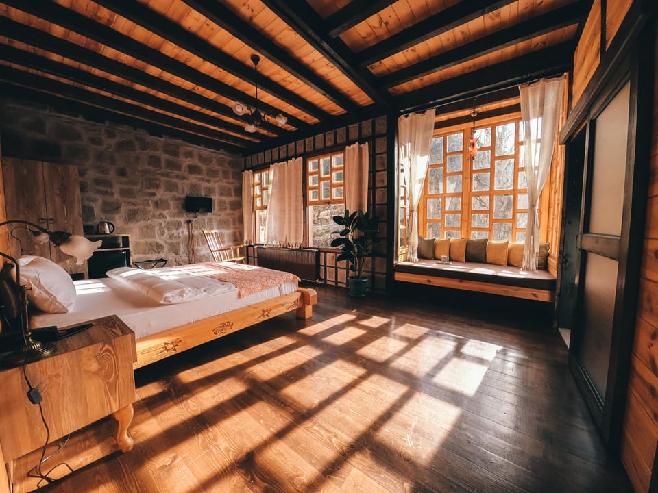 Deluxe Room | Minibar, in-room safe, free WiFi, bed sheets