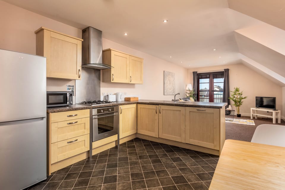 Basic Apartment, 2 Bedrooms, Non Smoking | Private kitchen | Full-size fridge, microwave, oven, stovetop