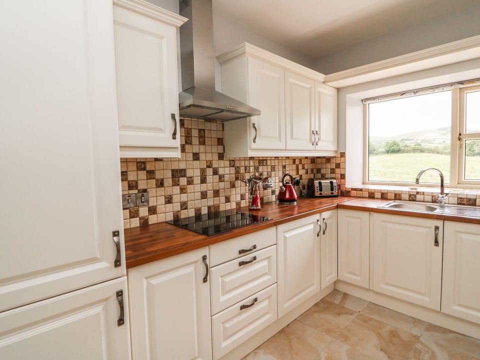 Cottage | Private kitchen | Dishwasher, cookware/dishes/utensils
