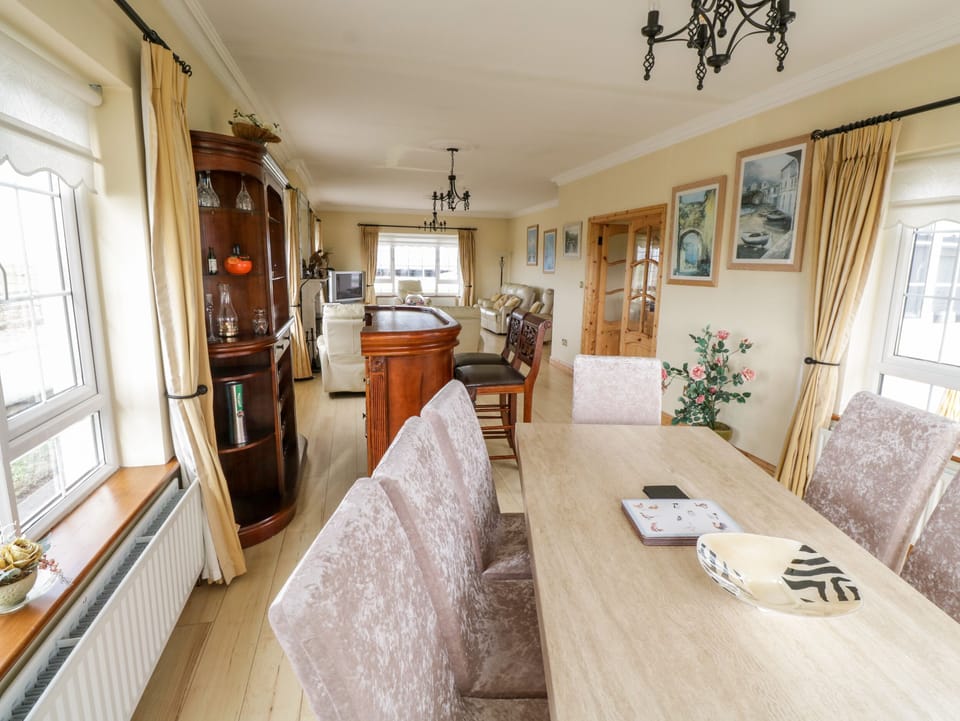Cottage | Private kitchen | Dishwasher, cookware/dishes/utensils