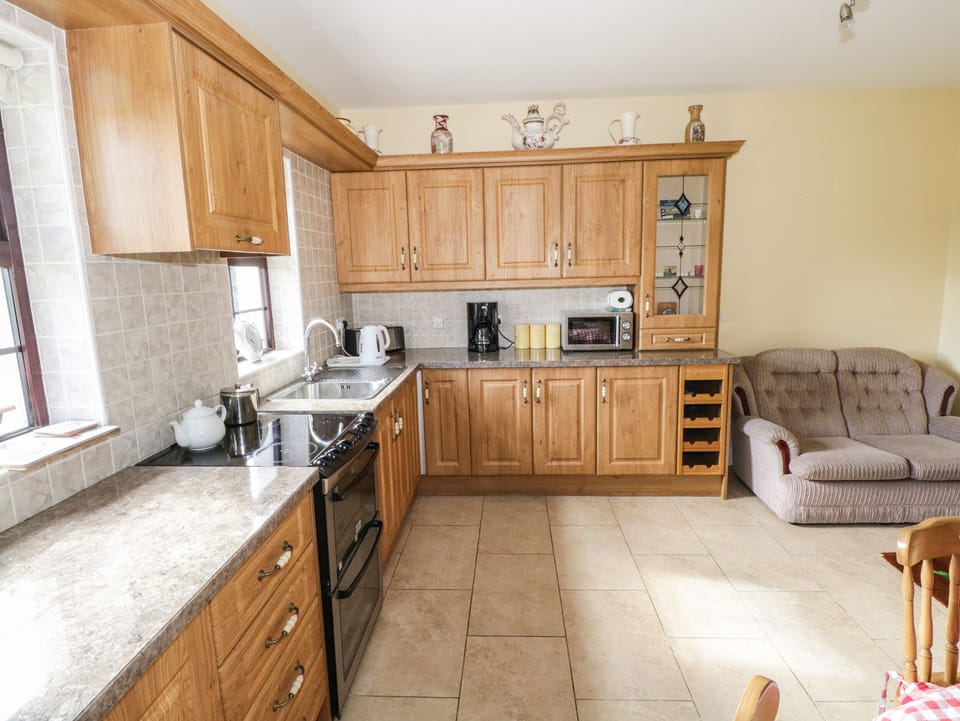 Cottage | Private kitchen | Fridge, microwave, cookware/dishes/utensils