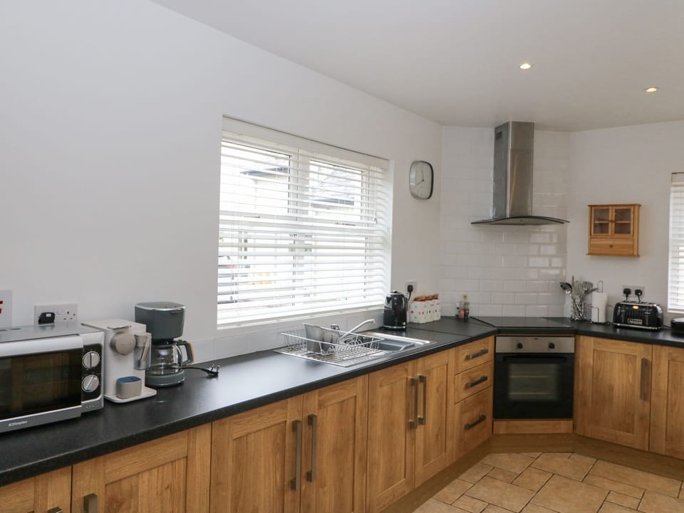 Cottage | Private kitchen | Dishwasher, cookware/dishes/utensils