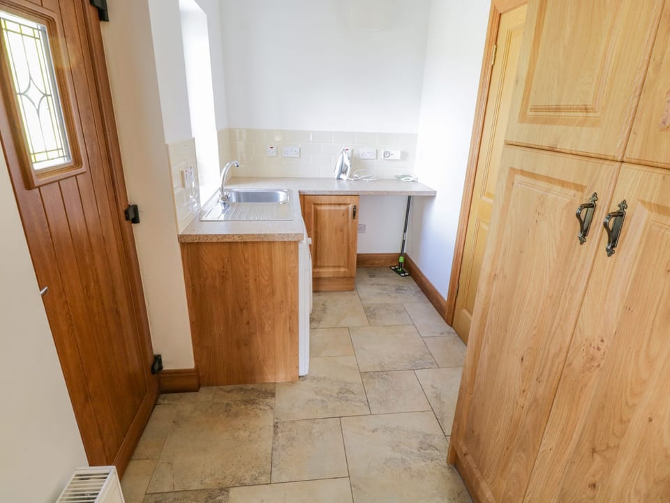 Cottage | Private kitchen | Dishwasher, cookware/dishes/utensils