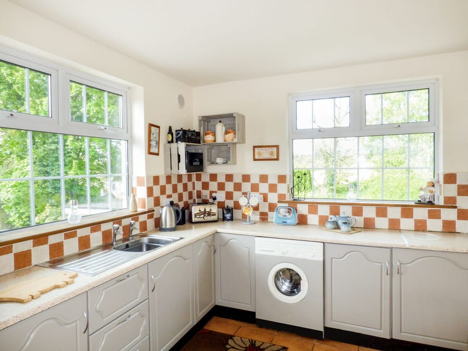 Cottage | Private kitchen | Stovetop, cookware/dishes/utensils