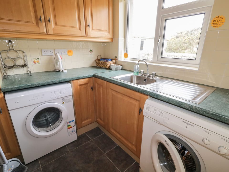 Cottage | Private kitchen | Dishwasher, cookware/dishes/utensils