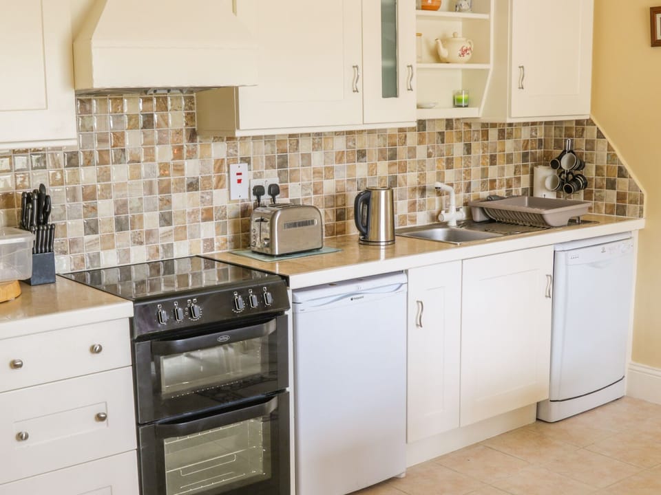 Cottage | Private kitchen | Fridge, microwave, dishwasher, electric kettle