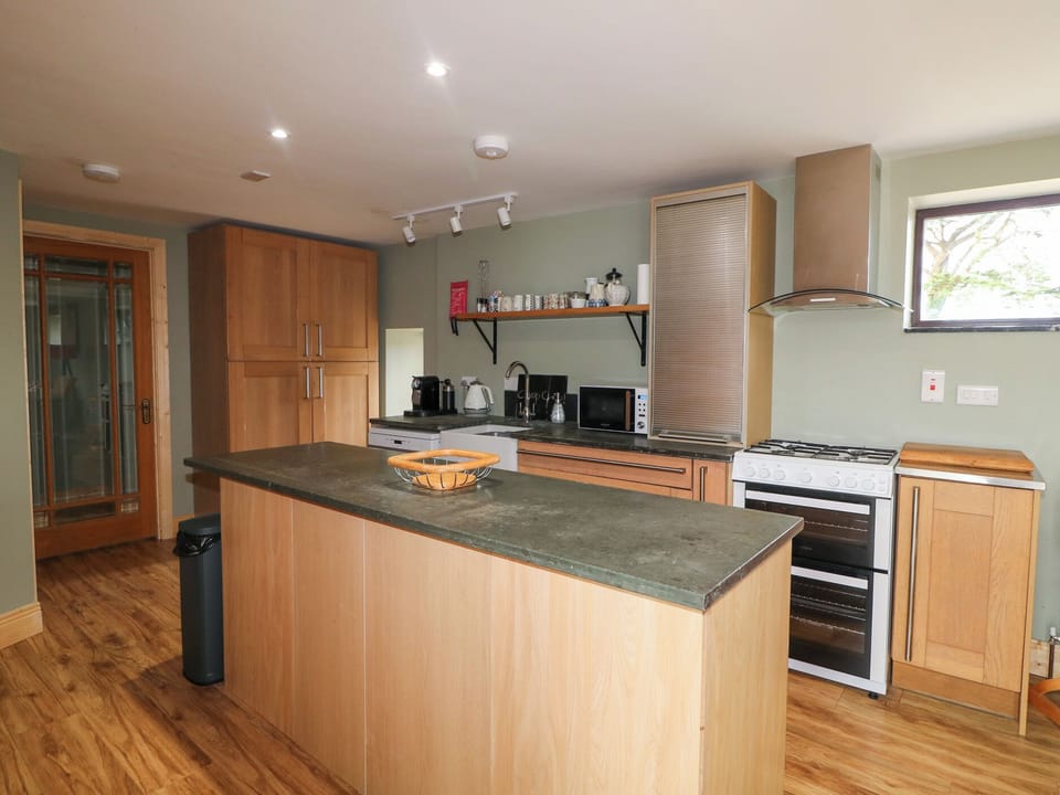 Cottage | Private kitchen | Microwave, dishwasher, highchair, cookware/dishes/utensils