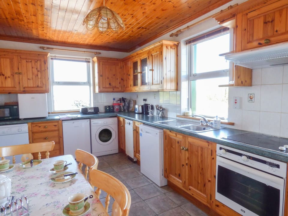 Cottage | Private kitchen | Oven, stovetop, dishwasher, cookware/dishes/utensils