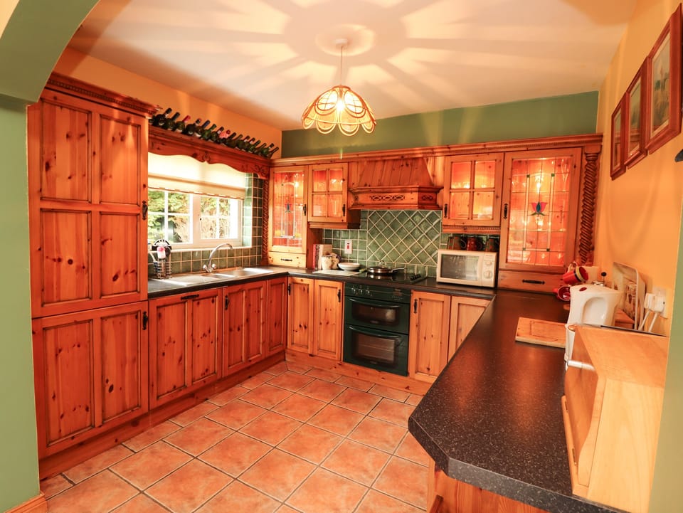 Cottage | Private kitchen | Dishwasher, cookware/dishes/utensils