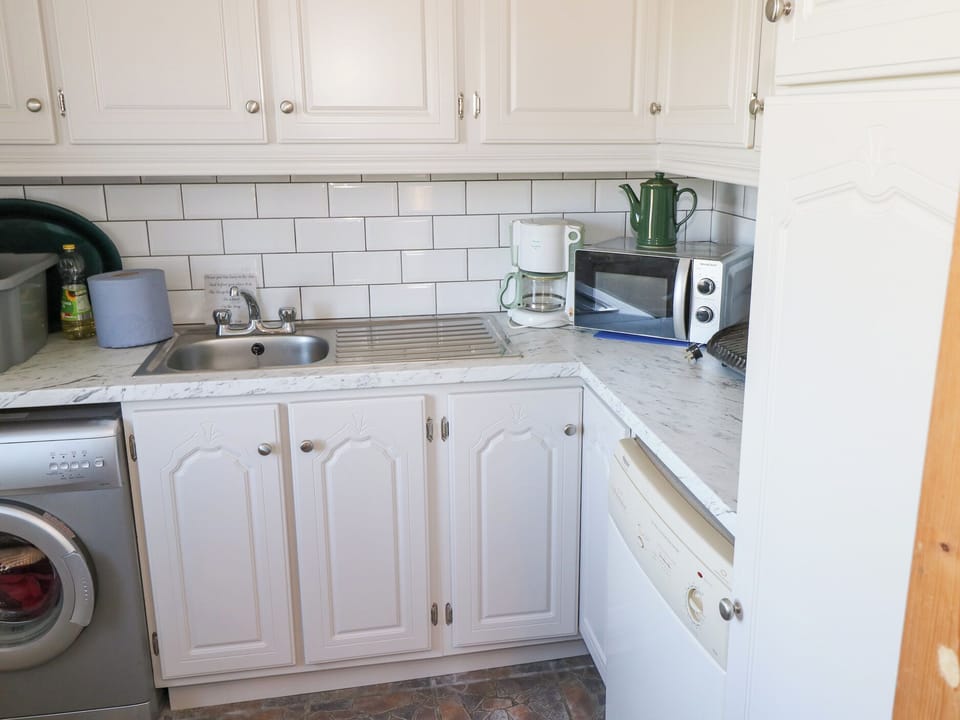 Cottage | Private kitchen | Fridge, microwave, dishwasher, highchair