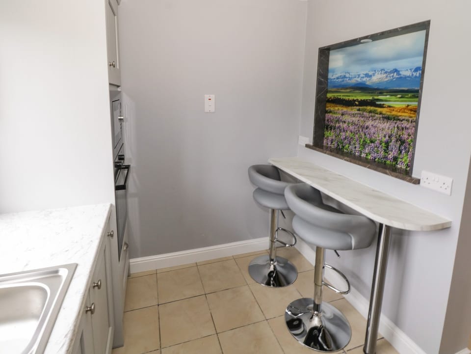 Cottage | Private kitchen | Stovetop, dishwasher, cookware/dishes/utensils