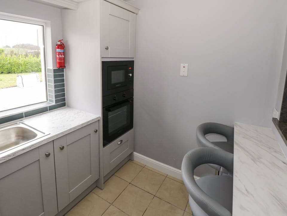Cottage | Private kitchen | Stovetop, dishwasher, cookware/dishes/utensils