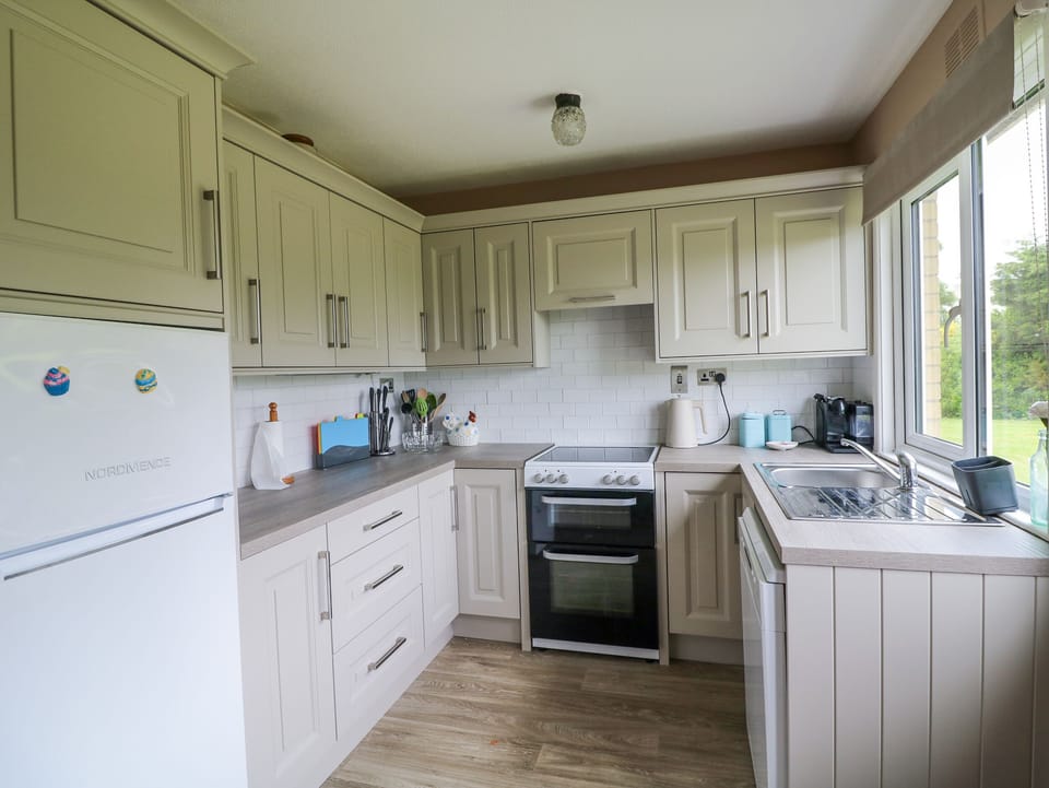 Cottage | Private kitchen | Dishwasher, cookware/dishes/utensils