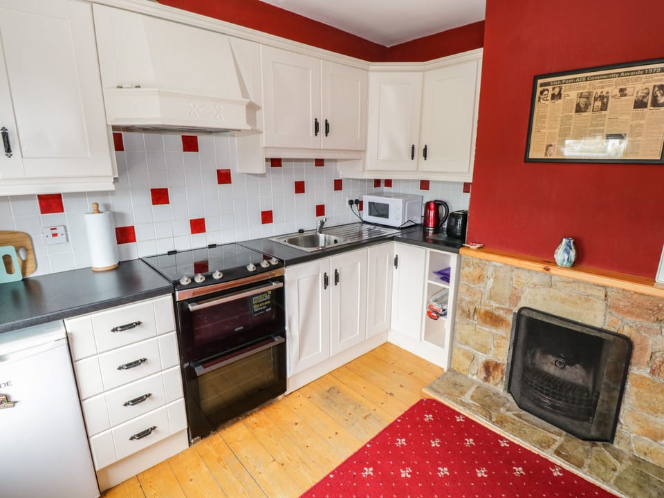 Cottage | Private kitchen | Dishwasher, cookware/dishes/utensils