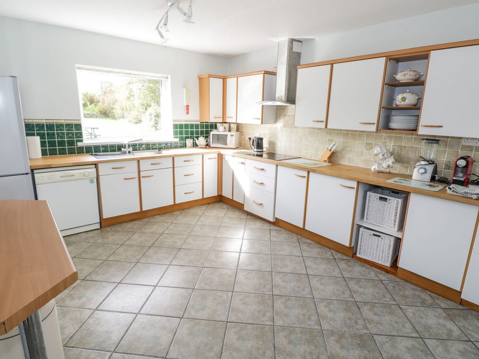 Cottage | Private kitchen | Dishwasher, cookware/dishes/utensils