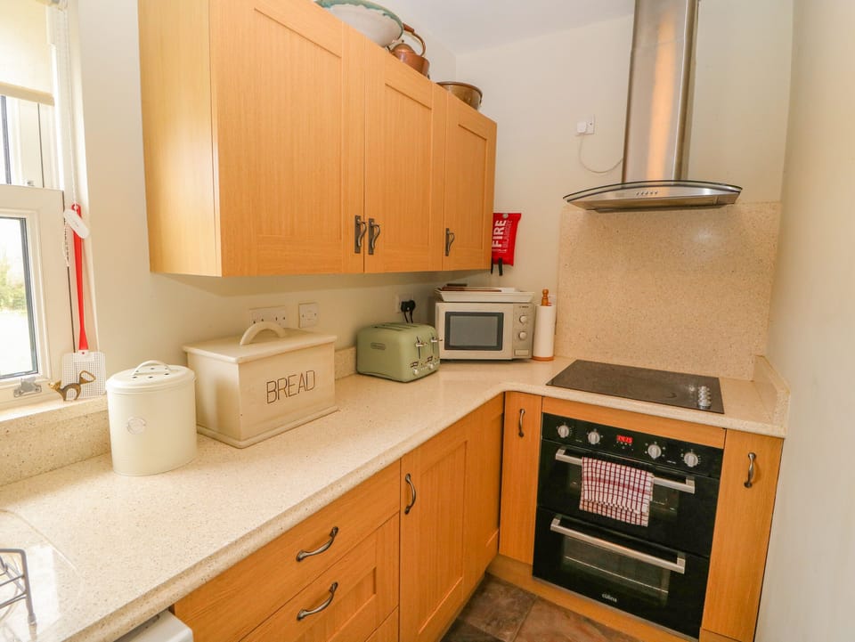 Cottage | Private kitchen | Dishwasher, cookware/dishes/utensils