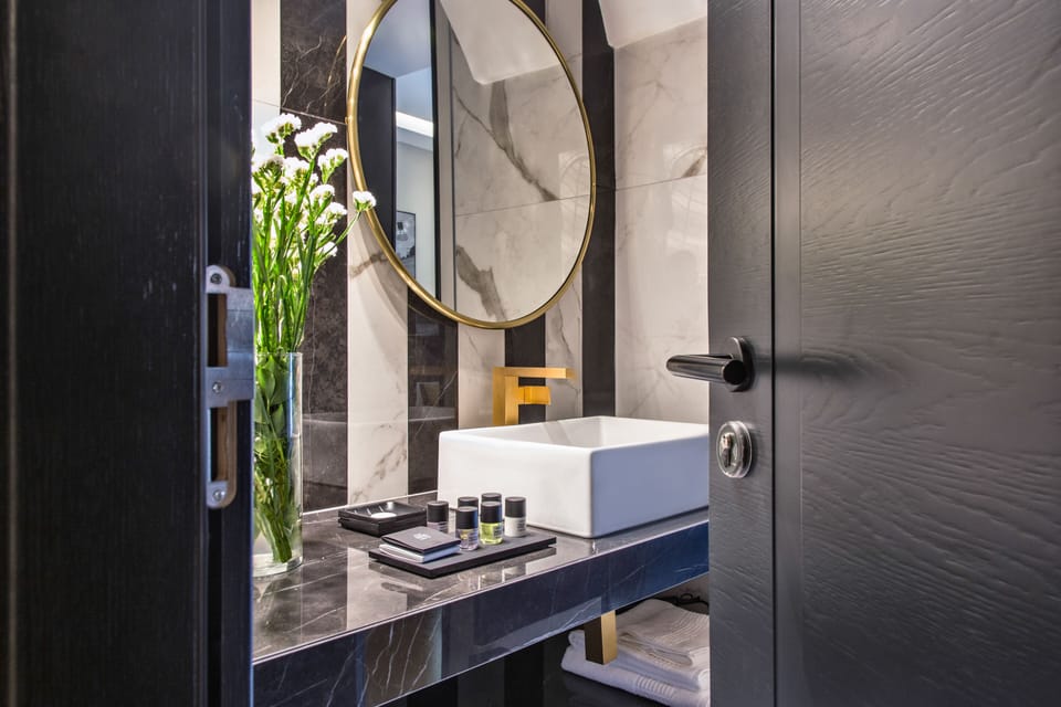 Deluxe Room, City View (FINESTRELLA DI MARECHIARO) | Bathroom | Shower, hair dryer, slippers, bidet