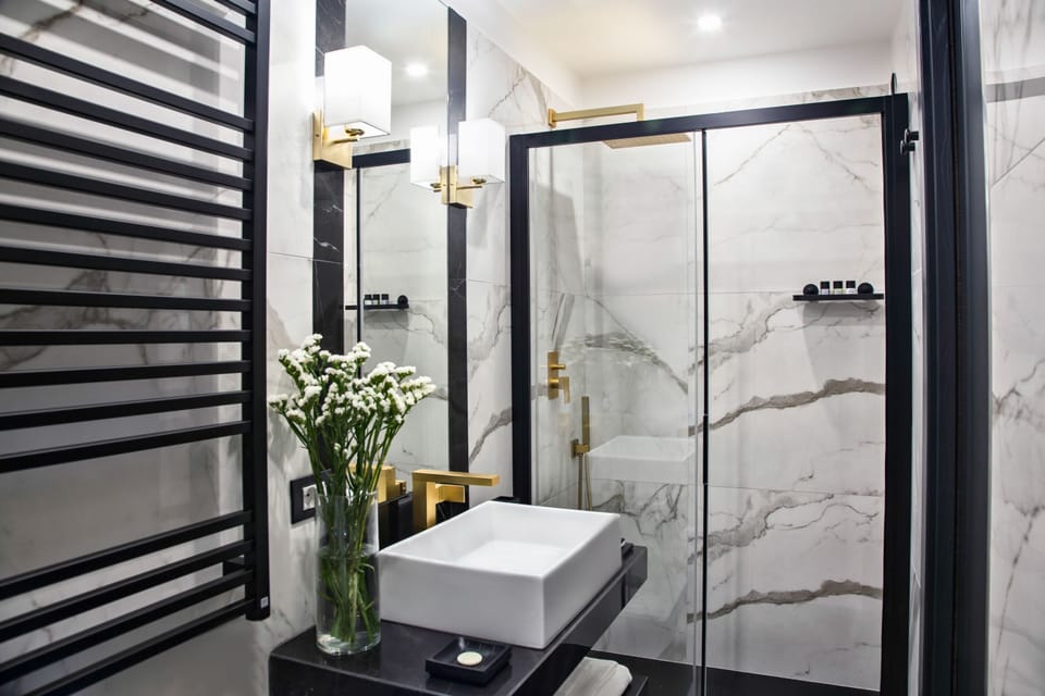 Superior Double Room (PALAZZO DONN'ANNA) | Bathroom | Shower, hair dryer, slippers, bidet