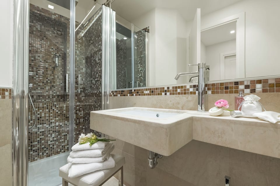 Deluxe Double or Twin Room | Bathroom | Shower, free toiletries, hair dryer, slippers