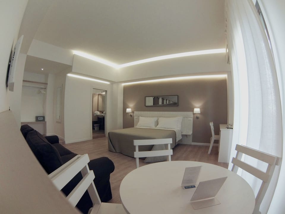 Deluxe Double Room | Premium bedding, minibar, in-room safe, desk