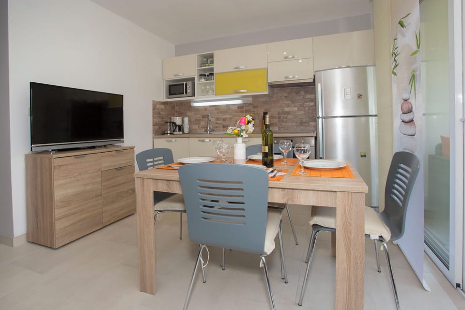 Apartment (A1) | Private kitchen | Fridge, microwave, oven, stovetop