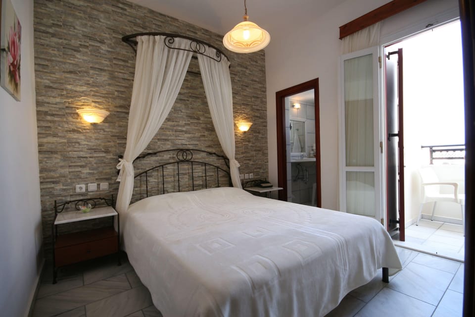 Standard Room, Balcony | In-room safe, desk, blackout drapes, free WiFi
