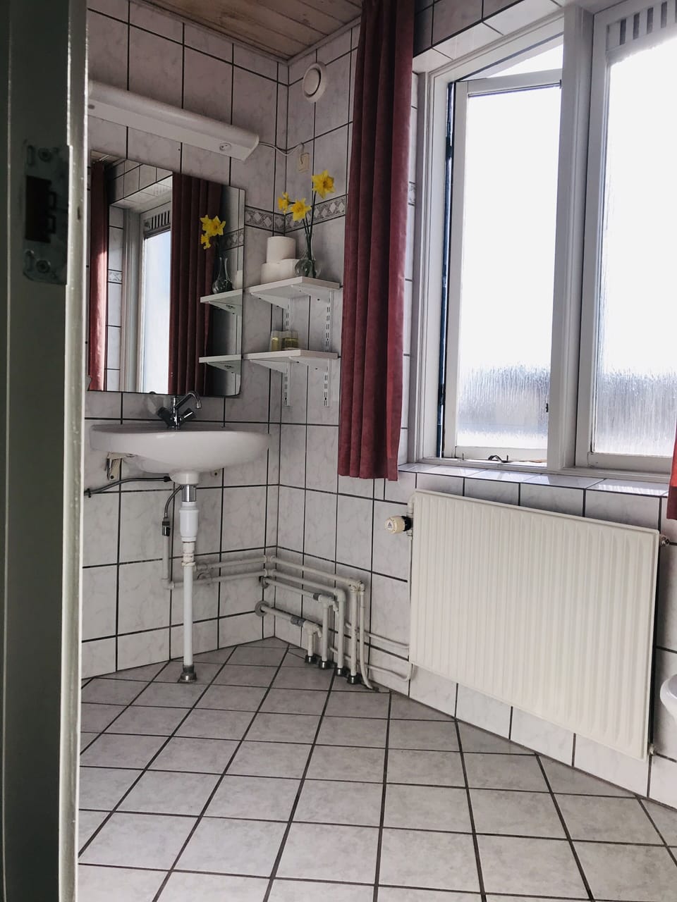 Basic Villa | Bathroom | Shower, rainfall showerhead, hair dryer, towels