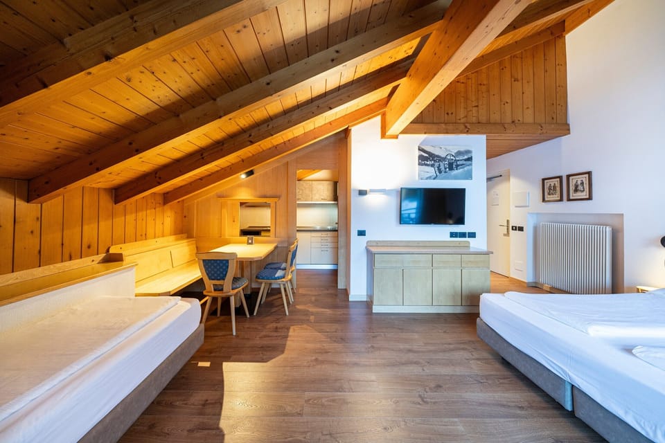 Apartment, 1 Bedroom (5 pax - attic) | Living area | TV
