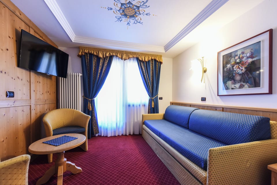 Junior Suite | Minibar, in-room safe, WiFi (free), individually furnished