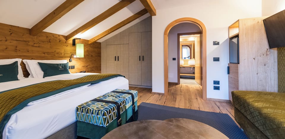 Classic Double Room | Minibar, in-room safe, individually furnished, free WiFi