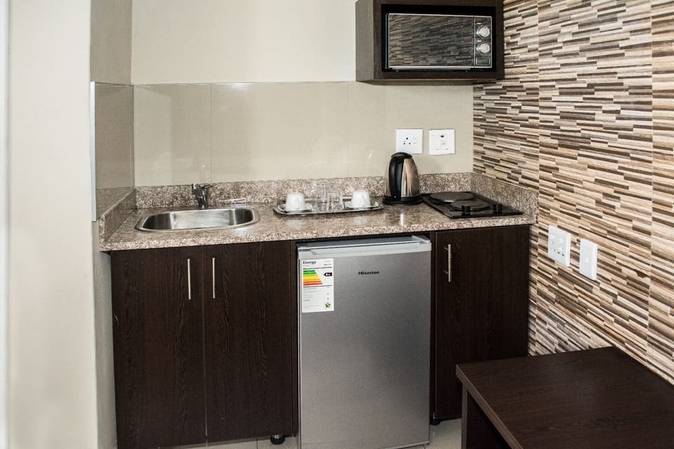 Deluxe Room, 1 Double Bed | Private kitchenette | Mini-fridge, microwave, stovetop, coffee/tea maker