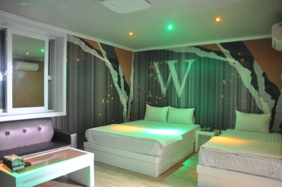 Twin Room - Extra person charge 10,000 KRW on site more than 2 people | Soundproofing, iron/ironing board, free WiFi, wheelchair access