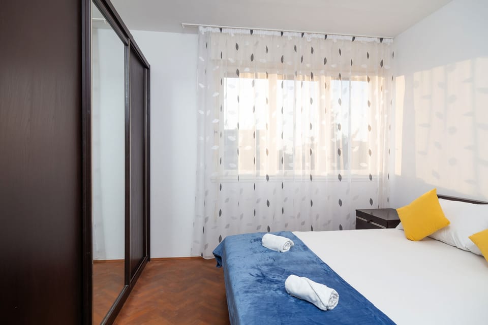 Apartment, 2 Bedrooms | 2 bedrooms, desk, free WiFi, bed sheets