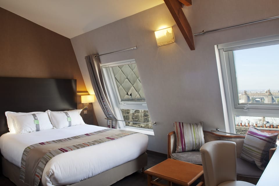 Standard Room, 1 Queen Bed | Premium bedding, in-room safe, desk, laptop workspace
