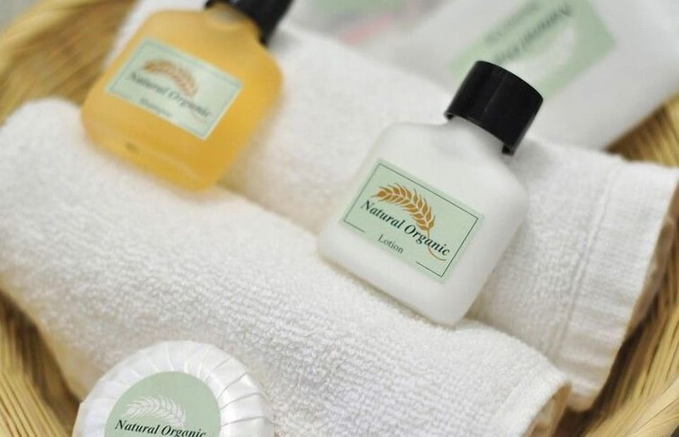 Shower, hydromassage showerhead, free toiletries, hair dryer
