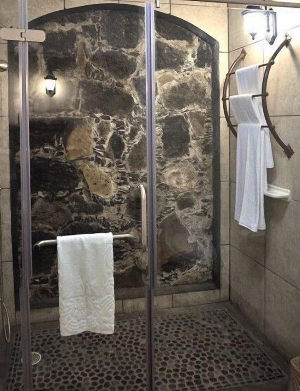 Shower, hydromassage showerhead, free toiletries, hair dryer