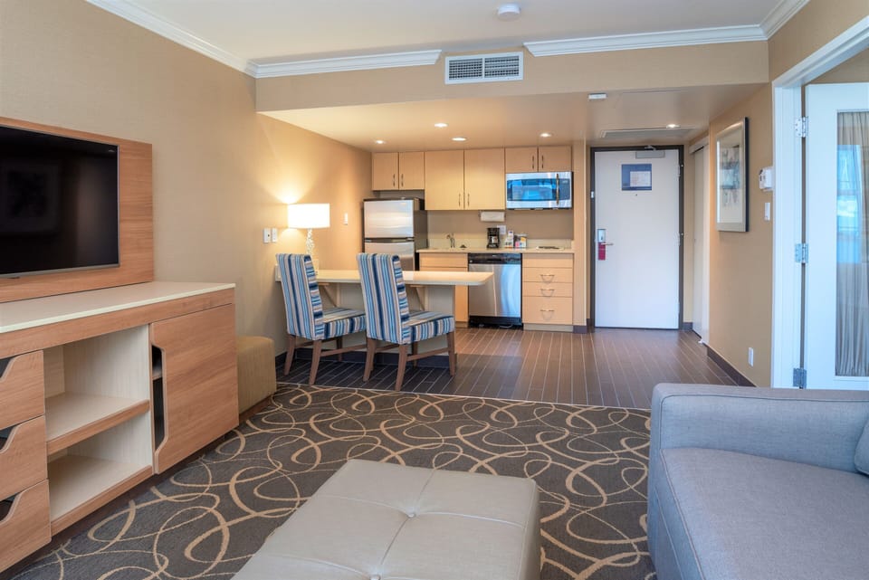One Bedroom King Suite | Private kitchenette | Fridge, microwave, coffee/tea maker