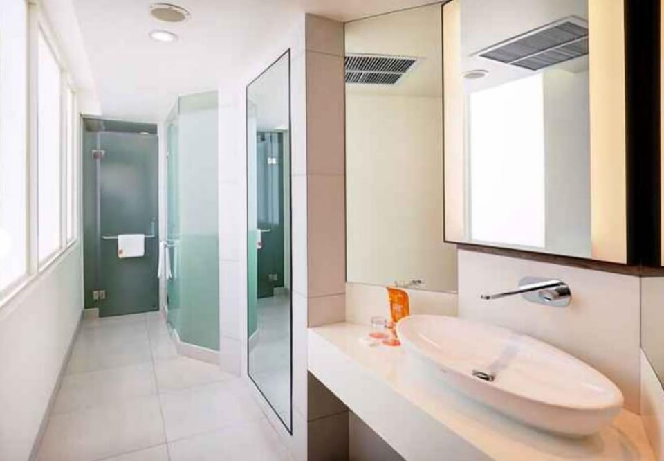Suite | Bathroom | Shower, rainfall showerhead, free toiletries, hair dryer