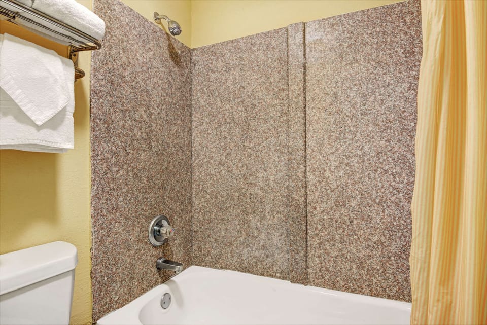 Room, 1 Queen Bed, Non Smoking | Bathroom | Free toiletries, hair dryer, towels