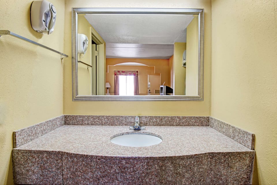Room, 1 Queen Bed, Non Smoking | Bathroom | Free toiletries, hair dryer, towels