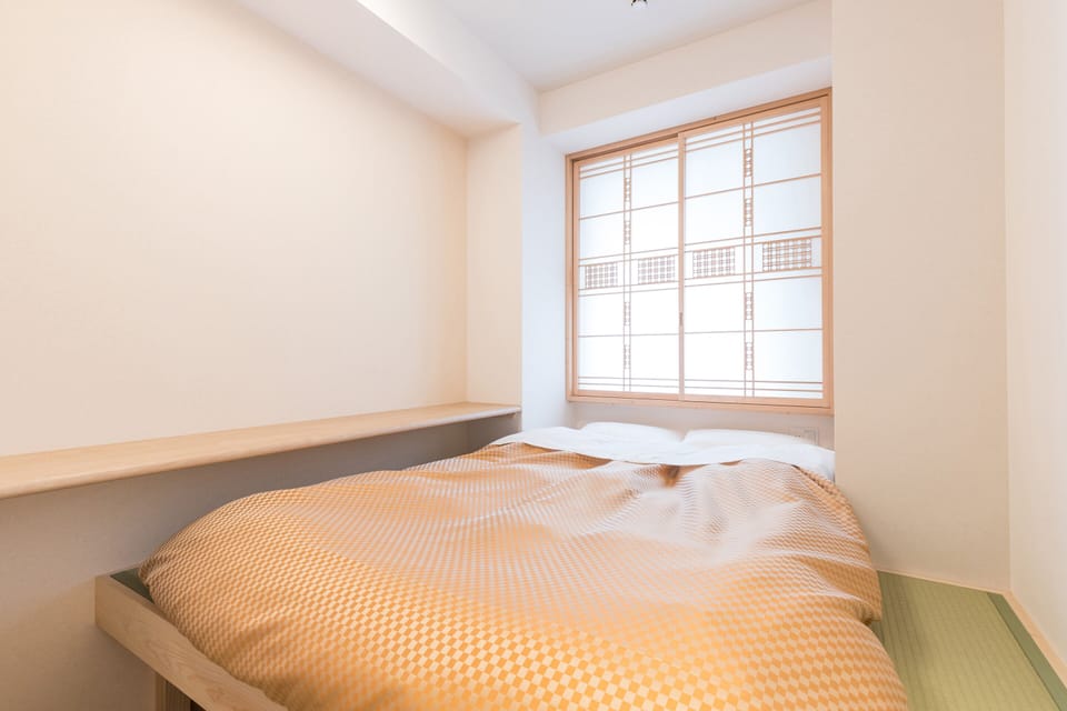 Desk, soundproofing, free WiFi, bed sheets